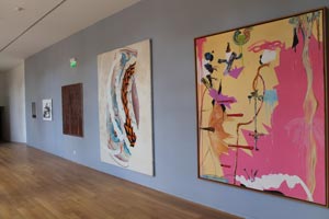 Exposition La vie de Château. Fiona Rae, Sans Titre, 1990, Brenard Frize, Le grand Vase, 1985, Chrispophe Vigouroux, Fort en chocolat, 1994. Collection Musée départemental d'art contemporain de Rochechouart.